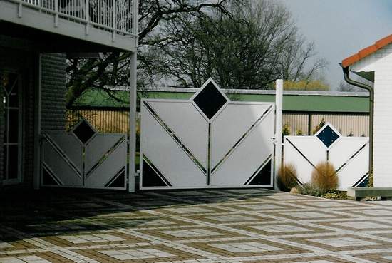 Gartentor wei� blau bleche.JPG gro�